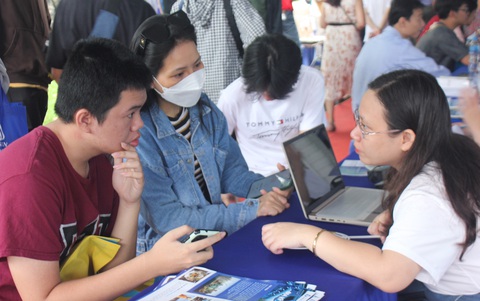 Học sinh Huỳnh Khải Nguyên cùng phụ huynh tham gia Ngày tư vấn xét tuyển 2024 tại Trường ĐH Bách khoa TP.HCM vào sáng 20-7 - Ảnh: TRANG PHẠM Những ngành lấy điểm chuẩn thấp sẽ khó kiếm việc làm?- Ảnh 2.