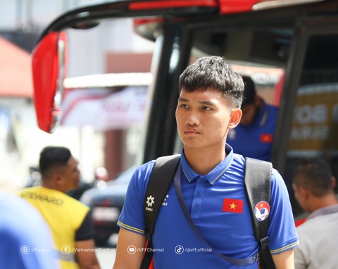 U19 Việt Nam mặc niệm, đeo băng tang tưởng nhớ Tổng bí thư Nguyễn Phú Trọng- Ảnh 1. U19 Việt Nam mặc niệm, đeo băng tang tưởng nhớ Tổng bí thư Nguyễn Phú Trọng- Ảnh 1.