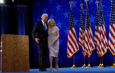 Ông Joe Biden chia sẻ niềm vui cùng vợ sau khi chính thức nhận đề cử làm ứng viên tổng thống của Đảng Dân chủ, tại Đại hội toàn quốc của Đảng Dân chủ vào năm 2020 - Ảnh: REUTERS Ông Biden đề cử bà Harris, Đảng Dân chủ sẽ chấp nhận?- Ảnh 1.