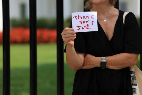 Nước Mỹ kẻ buồn, người vui khi ông Biden bỏ cuộc- Ảnh 1. Bà Angela Dean, một cử tri ủng hộ Đảng Dân chủ đến từ bang Connecticut với mảnh giấy