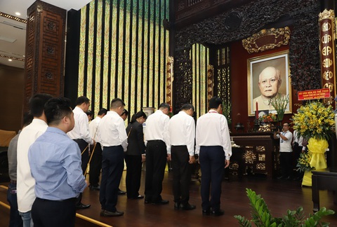 Lãnh đạo TP.HCM dự lễ an vị Phòng tưởng niệm Chủ tịch Tôn Đức Thắng- Ảnh 1. Lãnh đạo TP.HCM dâng hương tưởng nhớ Chủ tịch Tôn Đức Thắng - Ảnh: T.H