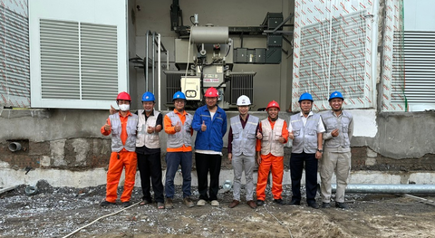 AVC làm nhà thầu thí nghiệm hệ thống điện lò đáy quay Formosa Hà Tĩnh- Ảnh 3. Ông Liu Wei (áo xanh giữa) - Chuyên gia cao cấp của tổng thầu; ông Cao Huy Bảo - tổng giám đốc AVC (mũ trắng giữa) và ông Phạm Đình Quang - Phó tổng giám đốc AVC (thứ hai từ trái sang) thăm hỏi động viên kỹ sư, công nhân AVC tại đội công trình Formosa Hà Tĩnh - Ảnh: Lê Lãm