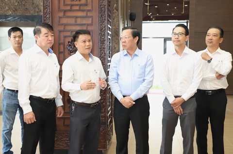 Lãnh đạo TP.HCM dự lễ an vị Phòng tưởng niệm Chủ tịch Tôn Đức Thắng- Ảnh 2. Đoàn lãnh đạo tham quan bảo tàng - Ảnh: T.H.