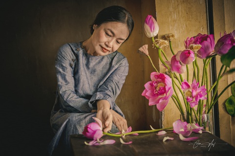 Vai diễn trong Cánh bướm trên không của diễn viên Tú Oanh là vai chính đầu tiên trong phim điện ảnh sau gần 40 năm hoạt động. Cánh bướm trên không là vai chính đầu tiên trong phim điện ảnh của diễn viên Tú Oanh sau gần 40 năm hoạt động.