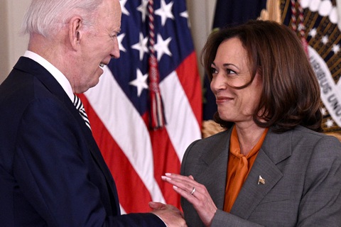 Sau khi rút lui khỏi cuộc đua, Tổng thống Joe Biden trao hy vọng cho cấp phó Kamala Harris - Ảnh: AFP Quy trình chọn ứng viên thay ông Biden ra sao?- Ảnh 1.