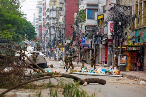 Bangladesh tạm bình lặng sau một tuần biểu tình đẫm máu- Ảnh 1. Thủ đô Dhaka, Bangladesh hoang tàn sau một tuần biểu tình đẫm máu nhằm phản đối quy định tuyển dụng công chức - Ảnh: AFP