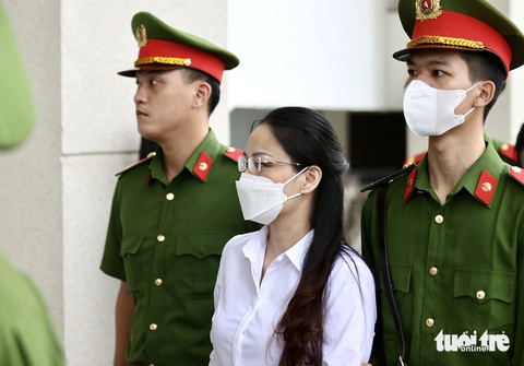 Cựu chủ tịch Tập đoàn FLC Trịnh Văn Quyết hầu tòa- Ảnh 3. Bị cáo Hương Trần Kiều Dung - cựu phó chủ tịch Tập đoàn FLC - được dẫn giải đến tòa - Ảnh: NGUYỄN KHÁNH