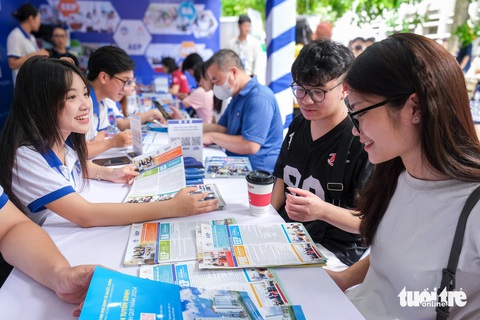 Học viện Ngoại giao lấy điểm sàn xét điểm thi tốt nghiệp cao nhất 23,5- Ảnh 1. Thí sinh tham dự Ngày tư vấn xét tuyển đại học, cao đẳng năm 2024 do báo Tuổi Trẻ phối hợp các đơn vị tổ chức - Ảnh: HÀ QUÂN