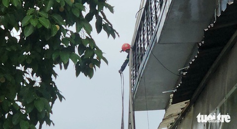 Cháy tại công ty sản xuất nón bảo hiểm ở quận Bình Tân, cảnh sát cứu 11 người- Ảnh 2. Lực lượng chức năng cứu hộ tại hiện trường - Ảnh: NGỌC KHẢI