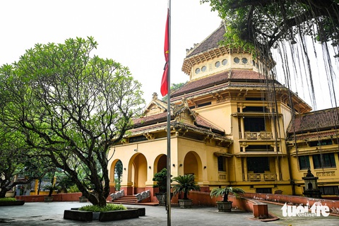 Hà Nội đồng loạt treo cờ rủ tưởng niệm Tổng bí thư Nguyễn Phú Trọng- Ảnh 1. Tại Bảo tàng Lịch sử quốc gia, lá cờ rủ được treo từ chiều 21-7 - Ảnh: HỒNG QUANG