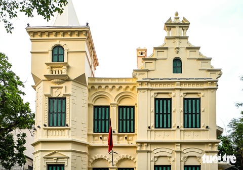 Hà Nội đồng loạt treo cờ rủ tưởng niệm Tổng bí thư Nguyễn Phú Trọng- Ảnh 2. Cờ rủ treo phía trước trụ sở Liên hiệp các Hội Văn học nghệ thuật Việt Nam