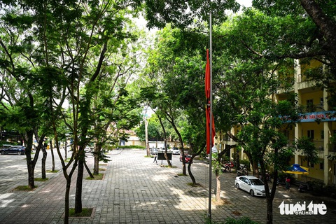 Hà Nội đồng loạt treo cờ rủ tưởng niệm Tổng bí thư Nguyễn Phú Trọng- Ảnh 6. Cờ rủ trên sân Trường THPT Nguyễn Gia Thiều (quận Long Biên), nơi Tổng bí thư Nguyễn Phú Trọng từng theo học