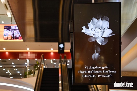 Hà Nội đồng loạt treo cờ rủ tưởng niệm Tổng bí thư Nguyễn Phú Trọng- Ảnh 12. Màn hình tại một trung tâm thương mại quận Long Biên dành toàn bộ thời lượng để chiếu nội dung tưởng nhớ Tổng bí thư