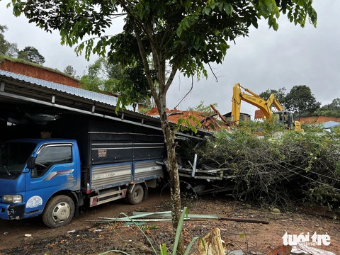 Người dân vẫn cố ở lại điểm sạt lở, Lâm Đồng cưỡng chế di dời- Ảnh 1. Vụ sạt lở ngày 20-7 làm chết 1 người và đè sập thêm 1 nhà bên cạnh - Ảnh: L.A.