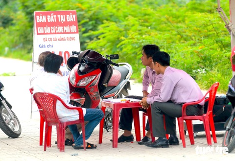 Siết nạn cò đất tung hoành, không còn cảnh tay ngang dễ dàng làm môi giới bất động sản từ 1-8?- Ảnh 1. Từ ngày 1-8, môi giới bất động sản sẽ không được hành nghề tự do, giúp hạn chế tình trạng