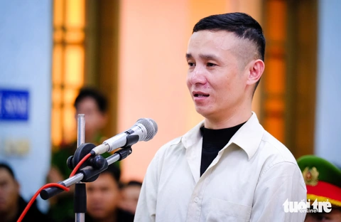 Vụ tai nạn làm chết 3 người CLB Hoàng Anh Gia Lai: Tài xế xe tải lãnh 10 năm tù- Ảnh 1. Tài xế Đinh Tiến Bình, người gây ra vụ tai nạn thảm khốc, khóc khi trình bày lời sau cùng - Ảnh: TẤN LỰC