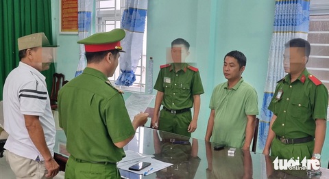 Nhân viên ngân hàng giả huy động vốn lừa đảo 5 tỉ đồng- Ảnh 1. Cơ quan điều tra Công an tỉnh Kiên Giang đọc lệnh bắt bị can Nguyễn Đình Tuấn về tội