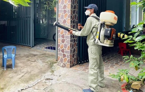 Cháu bé ở Quảng Ngãi mắc bệnh ho gà dù đã tiêm vắc xin '5 trong 1'- Ảnh 1. Ngành chức năng đang khoanh vùng, phun thuốc khử khuẩn và điều tra dịch tễ những người tiếp xúc gần với 2 bệnh nhi mắc bệnh ho gà - Ảnh: Ý