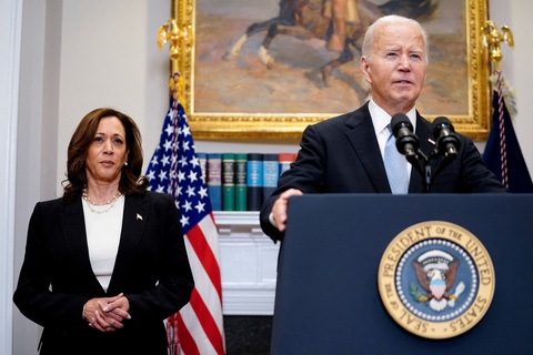 Ông Biden tuyên bố rút khỏi cuộc đua vào Nhà Trắng- Ảnh 1. Tổng thống Mỹ Joe Biden và Phó tổng thống Kamala Harris trong phát biểu tại Nhà Trắng ngày 14-7 - Ảnh: REUTERS