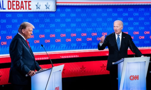 Ông Biden: Từ thượng nghị sĩ trẻ nhất đến tổng thống cao tuổi nhất nước Mỹ- Ảnh 9. Ông Biden trong cuộc tranh luận tổng thống với đối thủ Donald Trump hồi tháng 6-2024. Tổng thống Mỹ được đánh giá là đã có màn tranh luận tệ hại, khiến nhiều người lo ngại về sức khỏe của ông, khởi đầu cho nhiều lời đề nghị ông bỏ cuộc - Ảnh: WASHINGTON POST