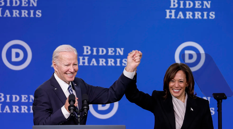 Ông Biden: Từ thượng nghị sĩ trẻ nhất đến tổng thống cao tuổi nhất nước Mỹ- Ảnh 10. Tổng thống Mỹ Biden và Phó tổng thống Kamala Harris trong một buổi gặp gỡ của Ủy ban quốc gia Đảng Dân chủ. Ông Biden ngày 21-7 tuyên bố rút khỏi chiến dịch tranh cử tổng thống năm 2024 và ủng hộ bà Harris thay ông lãnh trọng trách đối đầu với ứng cử viên Đảng Cộng hòa Donald Trump - Ảnh: GETTY IMAGES