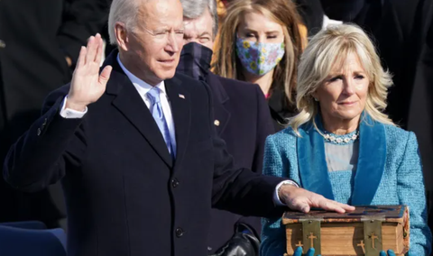 Ông Biden: Từ thượng nghị sĩ trẻ nhất đến tổng thống cao tuổi nhất nước Mỹ- Ảnh 7. Ông Biden tuyên thệ nhậm chức tổng thống Mỹ sau khi đánh bại đối thủ Đảng Cộng hòa Donald Trump. Ông Biden trong chiến dịch tranh cử vào Nhà Trắng năm 2024 nhiều lần khẳng định ông là người duy nhất từng đánh bại ông Trump - Ảnh: REUTERS