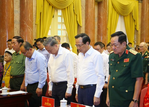 Chủ tịch nước Tô Lâm cùng các đại biểu dành phút tưởng nhớ Tổng Bí thư Nguyễn Phú Trọng - Ảnh: TỐNG GIÁP Chủ tịch nước Tô Lâm cùng các đại biểu dành phút mặc niệm tưởng nhớ Tổng bí thư Nguyễn Phú Trọng - Ảnh: TỐNG GIÁP