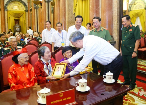 Chủ tịch nước tặng quà Mẹ Việt Nam anh hùng nhân kỉ niệm 77 năm Ngày Thương binh - Liệt sĩ - Ảnh: TỐNG GIÁP Chủ tịch nước tặng quà Mẹ Việt Nam anh hùng nhân kỷ niệm 77 năm Ngày Thương binh - Liệt sĩ - Ảnh: TỐNG GIÁP