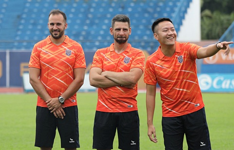 Ông Jurgen Gede làm giám đốc kỹ thuật CLB Bình Dương- Ảnh 2. Trợ lý Lazarov (trái) và Dimitri Tagonskii (giữa) - Ảnh: HẢI NGUYỄN