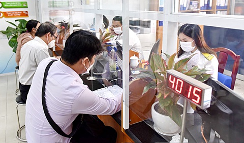 Cơ quan thuế cho biết tạm hoãn xuất cảnh là biện pháp cứng rắn nhằm thu hồi nợ thuế. Trong ảnh: doanh nghiệp làm thủ tục tại Chi cục Thuế TP Thủ Đức - Ảnh minh họa: NGỌC PHƯỢNG Làm sao biết mình nợ thuế và hoãn xuất cảnh?- Ảnh 1.