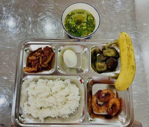 Bếp cơm nghĩa tình phục vụ tận bàn, đổi món mỗi ngày- Ảnh 3. Một suất ăn của Bếp cơm nghĩa tình. Vài bữa sẽ có món tráng miệng như chuối, dưa hấu…