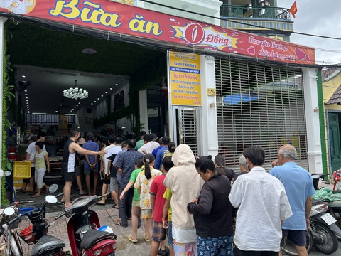 Bếp cơm nghĩa tình phục vụ tận bàn, đổi món mỗi ngày- Ảnh 6. Mỗi trua từ thứ hai tới thứ sáu trong tuần, Bếp cơm nghĩa tình phục vụ hàng trăm suất ăn