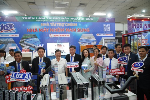 Triển lãm thương mại ngành cửa năm 2024 thu hút khách tham quan- Ảnh 4. Ban tổ chức tham quan gian hàng nhà tài trợ chính - Ảnh: BTC cung cấp