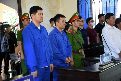 Sáng nay xét xử vụ xe Thành Bưởi vượt trái làm 5 người chết- Ảnh 1. Bị cáo Lê Dương - phó giám đốc nhà xe Thành Bưởi (bên trái) và tài xế Hoàng Văn Tính tại phiên tòa sơ thẩm ngày 16-5 - Ảnh: A LỘC