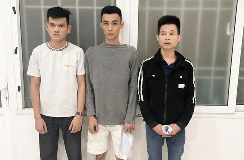 Nam thanh niên dừng xe chờ đèn đỏ bị cướp tấn công bất tỉnh- Ảnh 1. Nhóm người tấn công nam thanh niên bất tỉnh, cướp tài sản - Ảnh: TRANG PHƯƠNG