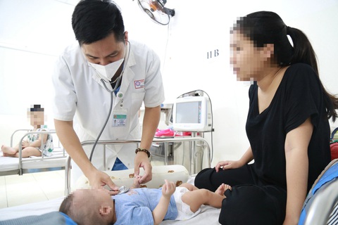 Các bác sĩ khuyến cáo ba mẹ nên giữ vệ sinh cho trẻ để phòng bệnh - Ảnh: ĐOÀN NHẠN Dấu hiệu nhận biết viêm màng não ở trẻ- Ảnh 1.