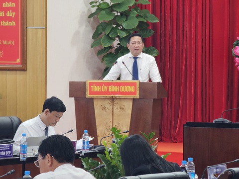 Giám đốc Sở Tài nguyên và Môi trường tỉnh Bình Dương Ngô Quang Sự trả lời chất vấn tại kỳ họp HĐND tỉnh ngày 22-7 - Ảnh: BÁ SƠN Bình Dương muốn bán đấu giá nhiều khu đất để phát triển hạ tầng- Ảnh 1.