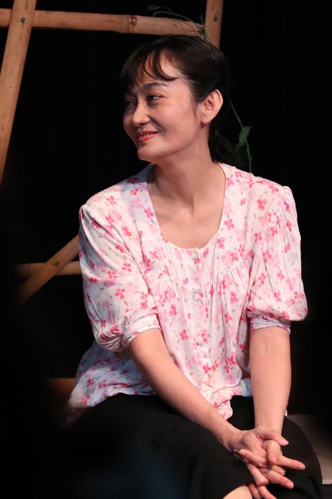 Hạnh Thúy: Diễn sân khấu tiền ít xỉn, diễn chi vậy?- Ảnh 1. Nghệ sĩ Hạnh Thúy cảm thấy buồn lòng khi nhận được câu hỏi: Diễn sân khấu ít tiền mà diễn chi vậy?