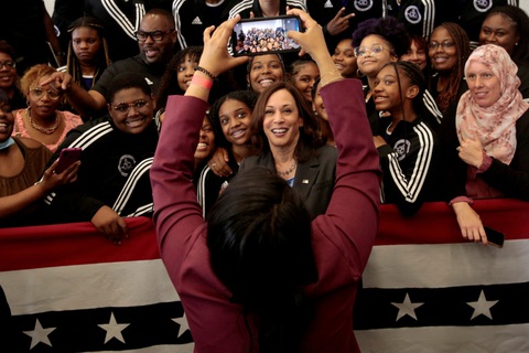 Ông Biden đề cử bà Harris, Đảng Dân chủ sẽ chấp nhận?- Ảnh 4. Phó tổng thống Kamala Harris tại một sự kiện ở thành phố Detroit, bang Michigan, ngày 12-7-2021 - Ảnh: REUTERS