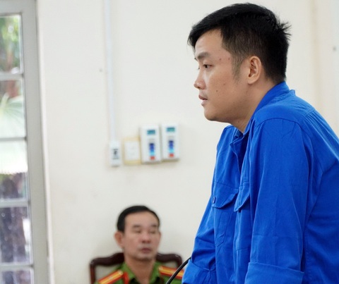 Lừa đảo hơn 11,5 tỉ đồng, cựu cảnh sát giao thông lãnh 17 năm tù- Ảnh 1. Bùi Hữu Hiếu, cựu cảnh sát giao thông Công an huyện Châu Đức, tại tòa - Ảnh: Đ.H