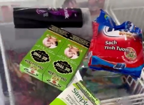 Một số sản phẩm chị G., lấy trong siêu thị ở Phú Quốc - Ảnh cắt từ clip do người dân quay lại Một số sản phẩm chị G. lấy trong siêu thị ở Phú Quốc - Ảnh cắt từ clip do người dân quay lại