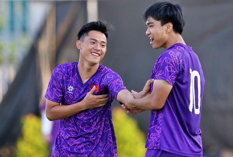 Không còn nhiều cơ hội qua vòng bảng, U19 Việt Nam giải tỏa áp lực trước trận gặp Lào- Ảnh 2. Hoàng Quang Dũng (trái) vui vì ghi được 2 bàn ở giải U19 - Ảnh: VFF