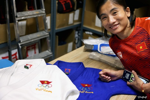 Võ sĩ judo Hoàng Thị Tình mang võ phục rất đẹp đến Olympic Paris- Ảnh 3. Hoàng Thị Tình phấn khởi khi nhận bộ võ phục thi đấu có thiết kế ý nghĩa - Ảnh: PHẠM HỮU HẠNH