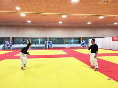 Võ sĩ judo Hoàng Thị Tình mang võ phục rất đẹp đến Olympic Paris- Ảnh 5. Điều kiện tập luyện cho các võ sĩ judo tại Olympic Paris được đánh giá hoàn hảo. Tình đã có những buổi tập đầu tiên sau khi đến Paris - Ảnh: NGUYEN NGOC LAN CHI