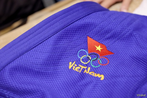 Võ sĩ judo Hoàng Thị Tình mang võ phục rất đẹp đến Olympic Paris- Ảnh 4. Cận cảnh logo được thêu trên võ phục - Ảnh: PHẠM HỮU HẠNH