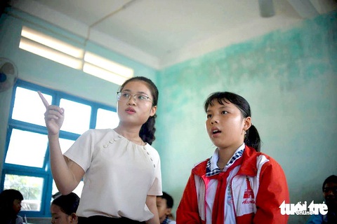 Từ năm 2024-2025, các em học sinh đảo Cù Lao Xanh đang theo học THPT tại TP Quy Nhơn sẽ được hỗ trợ tiền học phí, tiền thuê nhà trọ, tiền ăn và tiền đi đò. Trong ảnh: Học sinh tại xã Nhơn Châu trong một giờ học tiếng Anh - Ảnh: LÂM THIÊN Học sinh đảo Cù Lao Xanh được hỗ trợ tiền thuê trọ, tiền ăn, tiền đò để đi học tại Quy Nhơn- Ảnh 1.