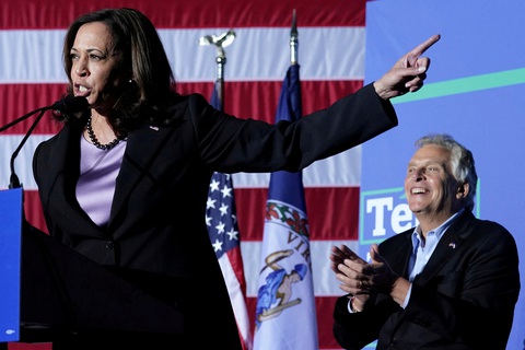 Ông Biden bị kêu gọi từ chức ‘ngay lập tức’- Ảnh 3. Phó tổng thống Kamala Harris trong một lần vận động cho thành viên Đảng Dân chủ ở bang Virginia vào ngày 21-10-2021 - Ảnh: REUTERS