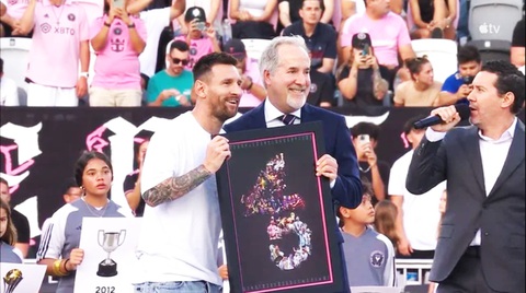 Messi được Inter Miami tôn vinh danh hiệu thứ 45 trong sự nghiệp- Ảnh 1. Lionel Messi được Inter Miami tôn vinh danh hiệu thứ 45 trong sự nghiệp