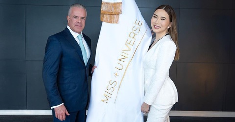 Ông Raul Rocha và bà Anne Jakkaphong Jakrajutatip - chủ sở hữu Miss Universe thông báo đến khán giả - Ảnh: JKN Ông Raul Rocha và bà Anne Jakkaphong Jakrajutatip, chủ sở hữu Miss Universe, thông báo đến khán giả - Ảnh: JKN