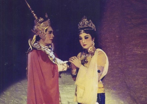 Cố nghệ sĩ Phương Quang (trái) và nghệ sĩ Thanh Vy trong vở Nàng Xê Đa những năm 1980 - Ảnh tư liệu Võ Minh Lâm đưa vở Nàng Xê Đa lên mạng- Ảnh 3.